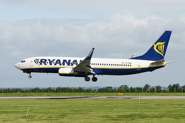 瑞安航空客机 (Rob Hodgkins/维基百科)