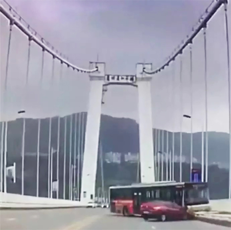 10月28日,重庆公交车坠江事件震惊全国。根据官方公布的大巴坠江前的监控视频显示,女乘客与司机激烈互殴致车辆失控。此话题登上当日微博热搜榜榜首。网友纷纷表示“痛心”,认为这样的悲剧是可以避免的。图为重庆公交车正面撞击私家车后坠江前的视频截图。