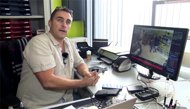 老板迪迪埃展示监控器中劫匪的录像