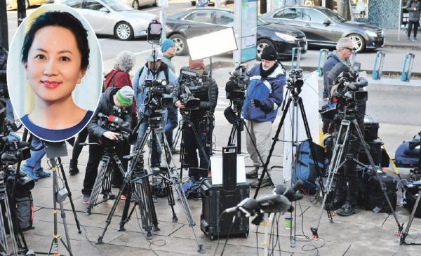 上图:12月7日,在加拿大法院外等候的记者 (AFP/Getty Images) / 左上图:孟晚舟