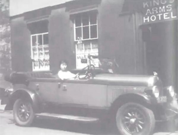 开车上学的严幼韵