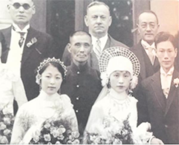 婚礼上的严幼韵(左一)