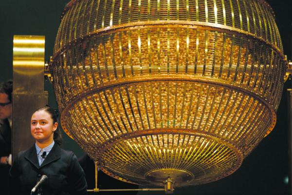 “大胖子”彩票开彩现场装号码的大金球(Getty Images)