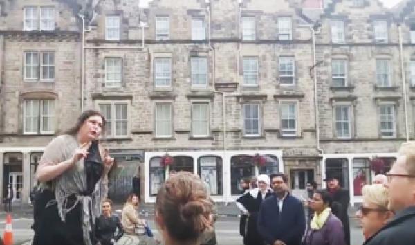 一位女士讲述着Maggie Dickson的故事。