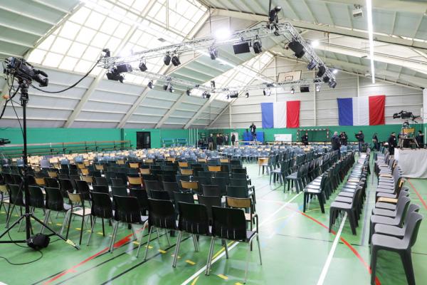 法国北部小城Grand Bourgtheroulde为当地辩论准备的体育场(AFP/Getty Images)