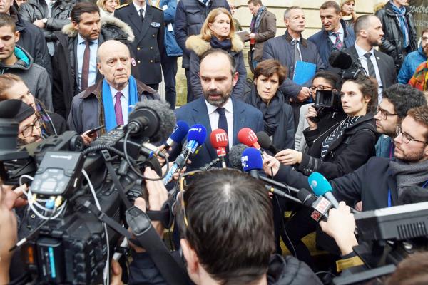 2月1日,法国总理菲利普(Edouard Philippe)(中)在波尔多市长朱佩(Alain Juppé)(左二)的陪同下走访了波尔多市中心受黄背心波及的商户。(AFP/Getty Images)