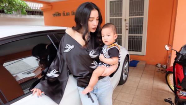 Pat 独立抚养儿子。