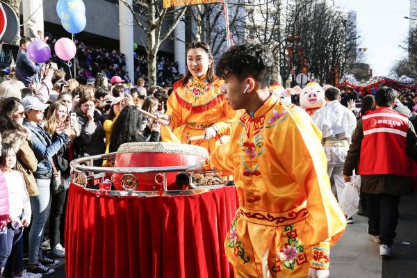 2月17日,巴黎13区中国新年彩妆大游行登场。