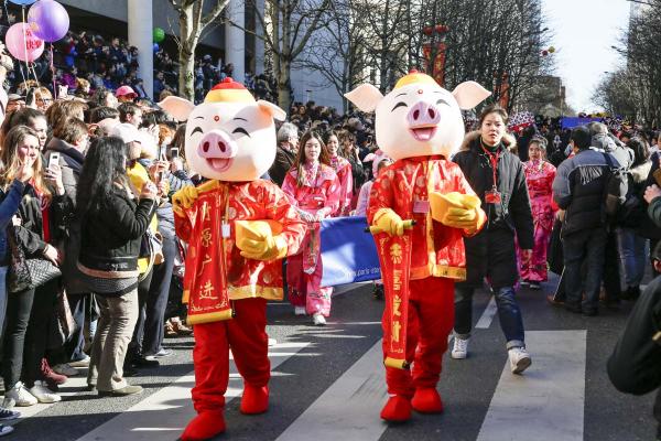 2月17日,巴黎13区中国新年彩妆大游行登场。