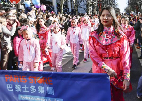 2月17日,巴黎13区中国新年彩妆大游行登场。
