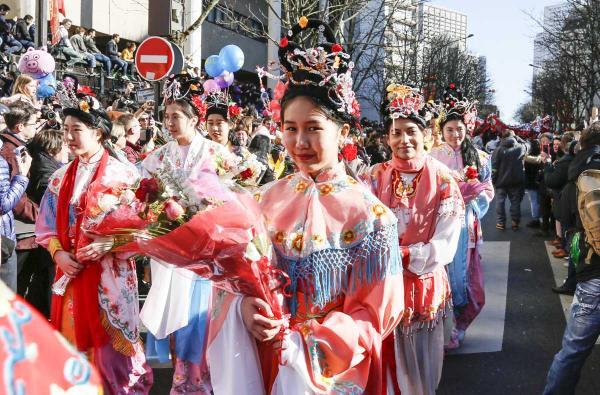 2月17日,巴黎13区中国新年彩妆大游行登场。
