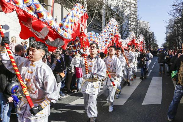 2月17日,巴黎13区中国新年彩妆大游行登场。