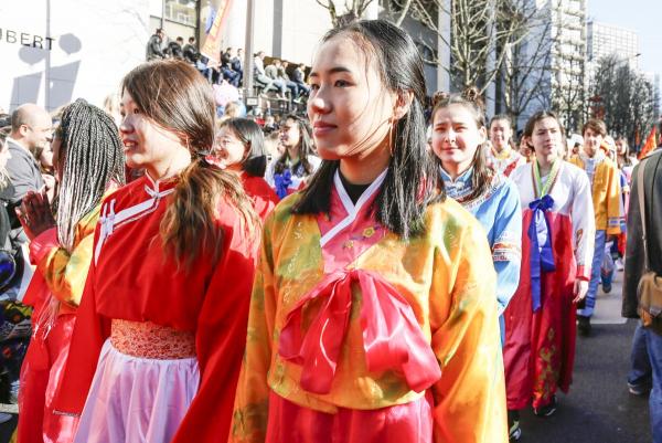 2月17日,巴黎13区中国新年彩妆大游行登场。