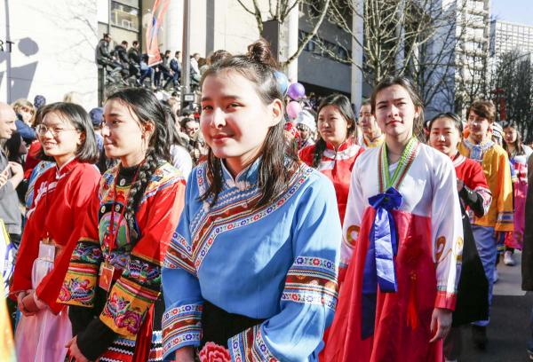 2月17日,巴黎13区中国新年彩妆大游行登场。