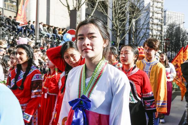 2月17日,巴黎13区中国新年彩妆大游行登场。