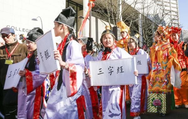 2月17日,巴黎13区中国新年彩妆大游行登场。