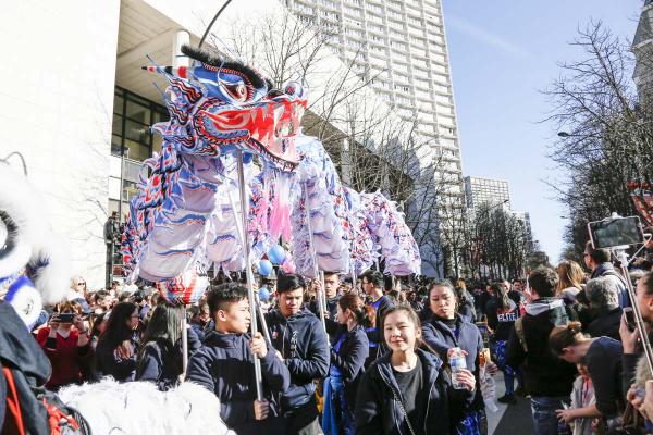 2月17日,巴黎13区中国新年彩妆大游行登场。