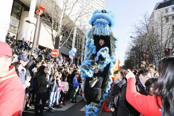 2月17日,巴黎13区中国新年彩妆大游行登场。