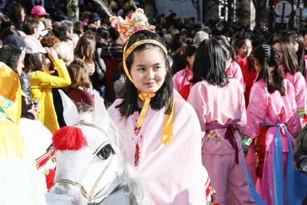 2月17日,巴黎13区中国新年彩妆大游行登场。