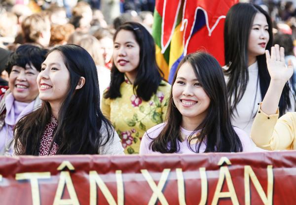 2月17日,巴黎13区中国新年彩妆大游行登场。