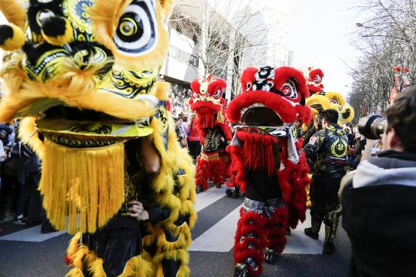 2月17日,巴黎13区中国新年彩妆大游行登场。