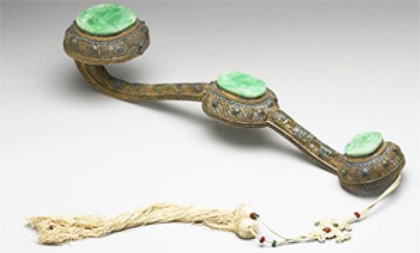 清·镀金累丝镶翠玉太平有象银如意(台北国立故宫博物院提供)
