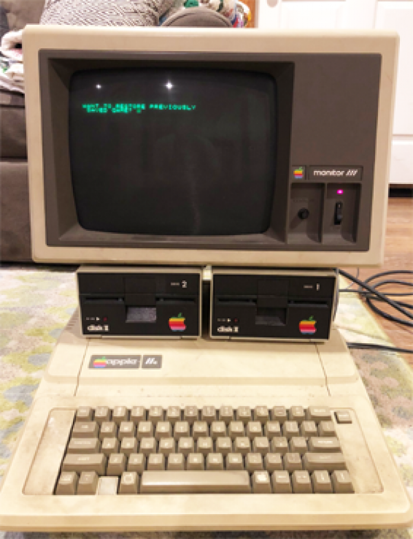 美国教授法夫在父母阁楼翻出一台30多年前的旧电脑,竟意外发现他父亲写给他的信(@John Pfaff推特截图)