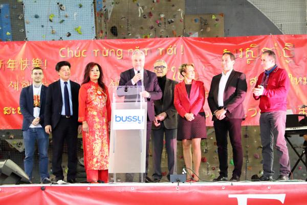 布希市市长杜波斯克（左四）、布希市副市长刘志伟（左二）、塞纳-马恩省（Seine-et-Marne）参议员Claudine Thomas女士（右三）、塞里市（Serris）市长Philippe Descrouet（右二）