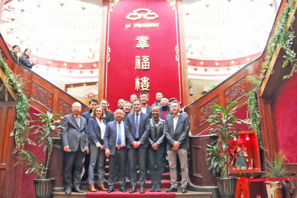 布尔纳泽勒（前排右三）、芳芳（前排右二）、欧恩格娜（前排左二）、蔡联华（二排中）与美丽城联合商会会长姜金玉（前排左三）、创会会长陈建国（二排右二）、幸福楼东主陈东晓（前排右一），以及商会代表合影。