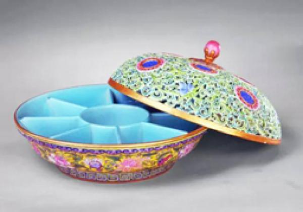 清 雍正 粉彩镂空团寿字盖盒