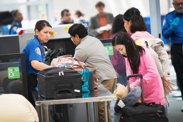 旅客在海关过安检。(Getty Images)