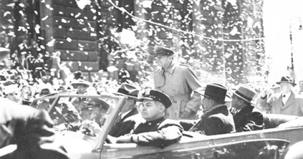 麦克阿瑟在纽约接受民众欢呼