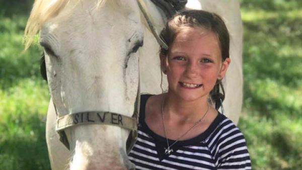 康复后的罗克思丽又可以骑马了。