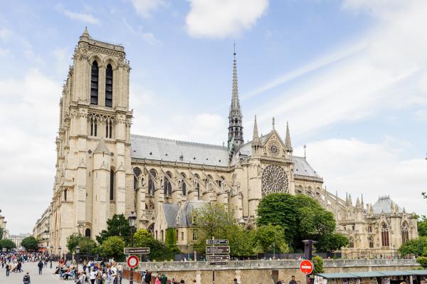 火灾前的巴黎圣母院 (123RF)