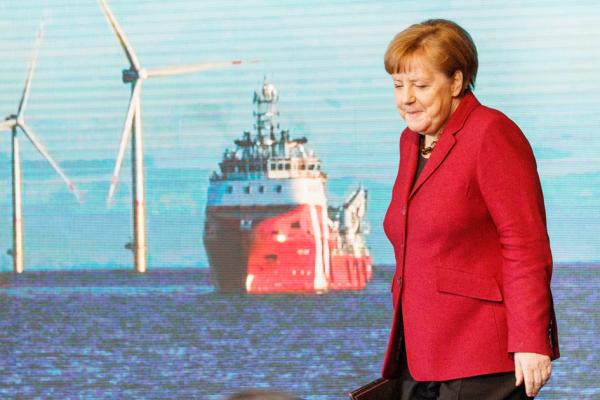 默克尔主持海上风力发电场落成典礼后,离开讲台。(Getty Images)