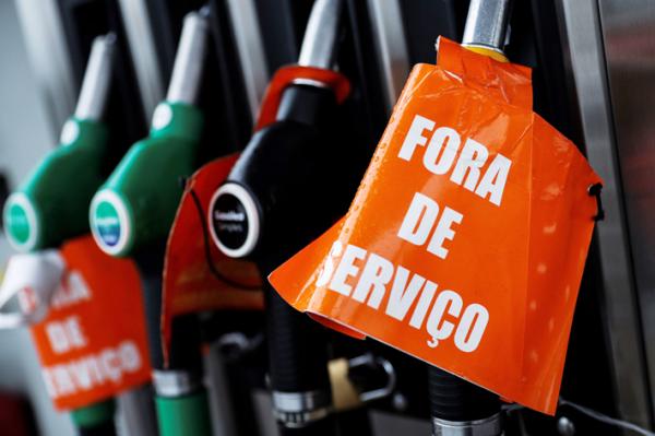 近日由于葡萄牙燃料运输司机举行大罢工,该国一度进入油荒。图为里斯本郊区的一个加油站,标语牌上写着“停止服务”。(AFP/Getty Images)