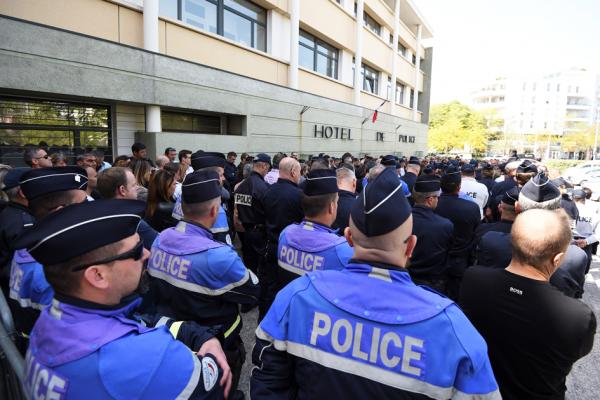 4月19日,警察聚集在蒙彼利埃市警察局为前一天自杀的同事致敬。(AFP/Getty Images)