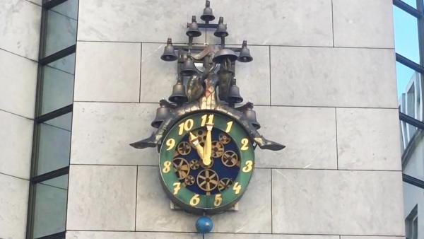 瑞士西北方的索洛图恩小镇,以对数字“11”的痴迷闻名,如瑞银投资银行外墙的时钟没12点。