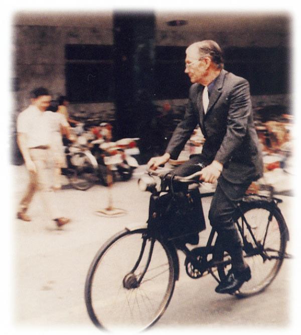 兰大卫医师骑着一辆铁马,穿梭在彰化大街小巷的身影。(图片来源:切肤之爱基金会│作者提供)