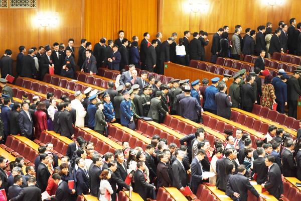 2019年3月15日,人大闭幕会议后,代表们离开人民大会堂。(AFP/Getty Images)