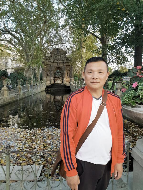 张健摄于法国巴黎卢森堡公园（图片来自张健推特）