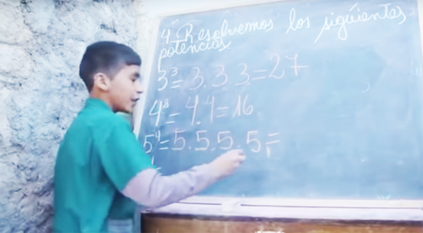 Nicanor从9岁开始就在奶奶家的后院自办学校,还自己担任校长兼老师,帮助许多弱势的孩童复学,成为当地的英雄人物。(视频截图)