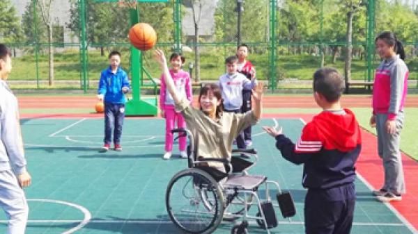 渭梅女打篮球。(视频截图)