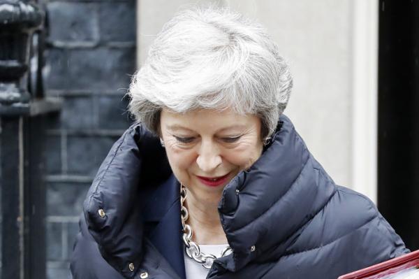 英国首相特蕾莎•梅于5月8日离开伦敦唐宁街10号。英国政府7日确认,英国将会参与欧洲议会选举。(AFP/Getty Images)