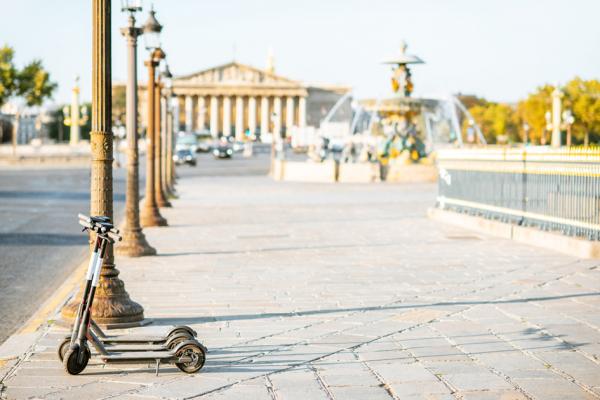 政府即将颁布法令,明确电动踏板车(trottinette électrique)这类新式电动交通工具的使用规章。(123RF)