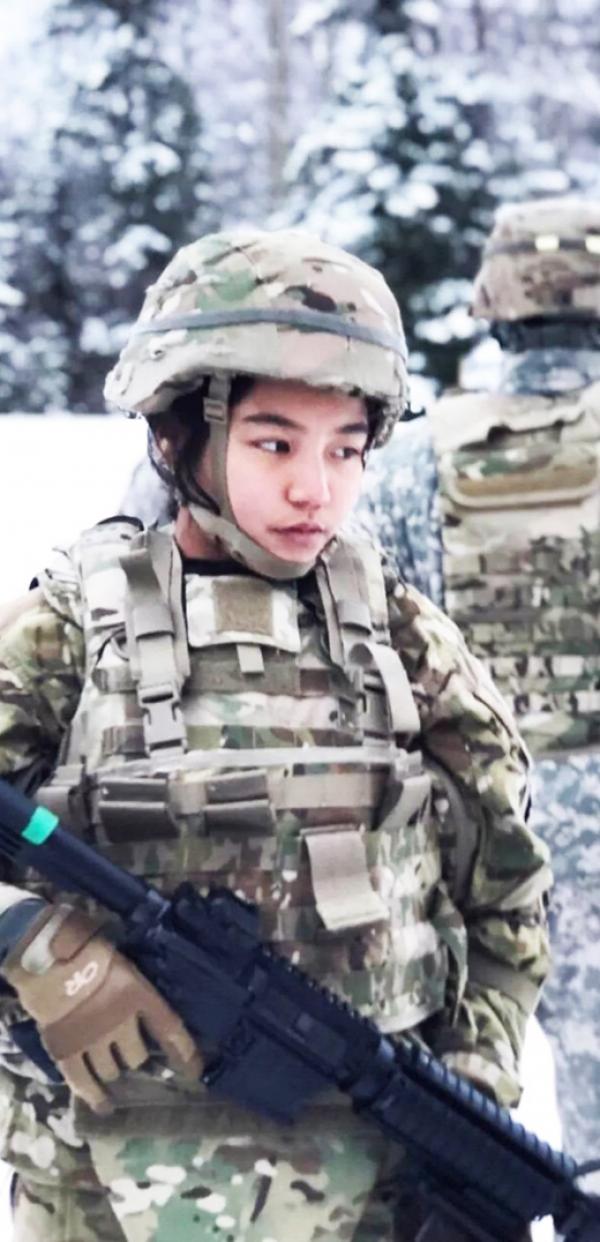 高天才顶着零下十几度的气温,在雪地里训练。(视频截图)