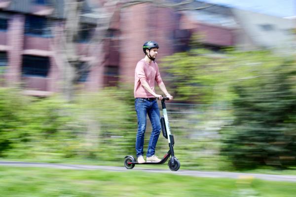 德国男子驾驶Tier公司的电动滑板车。(AFP/Getty Images)