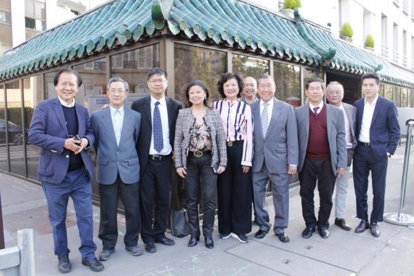 巴黎八区区长多特赛尔女士（左四）与法亚共和联盟成员代表合影。左起：马来西亚代表叶俊聪、柬埔寨代表梁发强、亚裔律师林修武、法亚共和联盟主席钱美容、越南代表Jean-Pierre Vong、法亚共和联盟永远名誉主席何福基、亚裔代表Jean-François Ngo、Tung Son Nguyen，和Lancaster董事长郑高秋。（摄影：林莲怡/看中国）