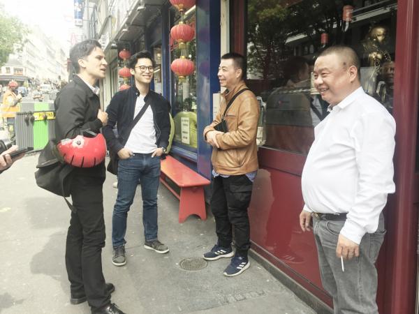 岗扎尔（左一）和王瑞（左二）与美丽城联合商会创会会长陈建国（左三）和现任会长姜金玉(右）一起谈论街区生活。（摄影：林莲怡/看中国）