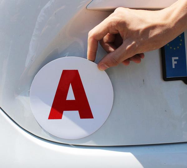 法国驾照新手标识 Disque A（维基百科）